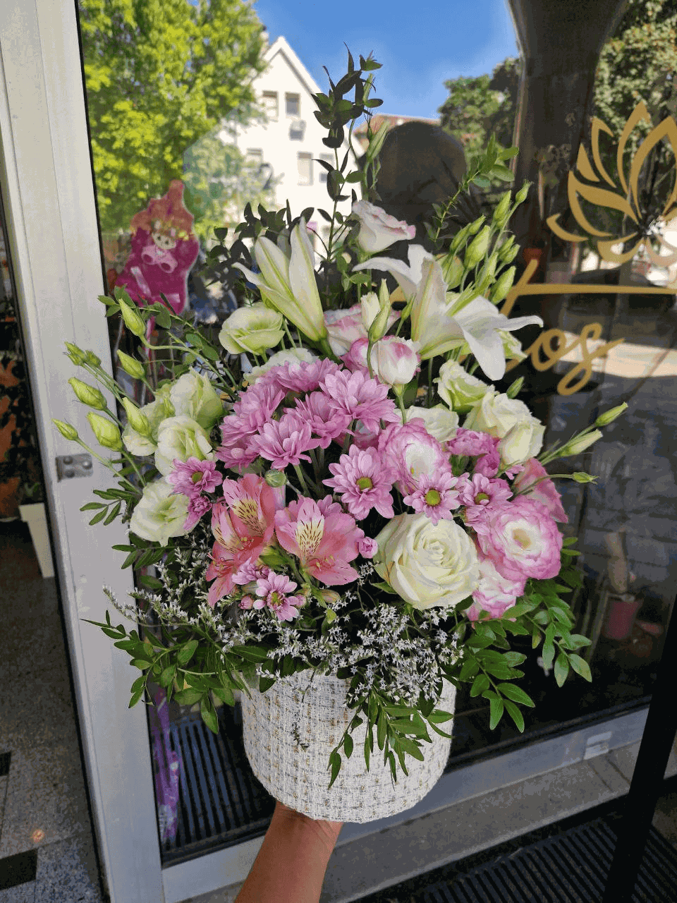 Cvece pastelne boje u okrugloj kutiji