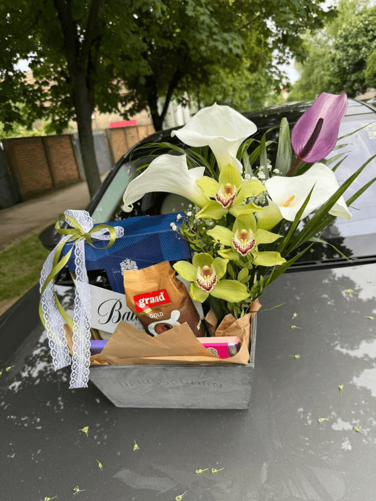 The Gentle Box spaja luksuznu bocu Ballantine's viskija, Grand Gold kafu, čokolade i elegantno cveće