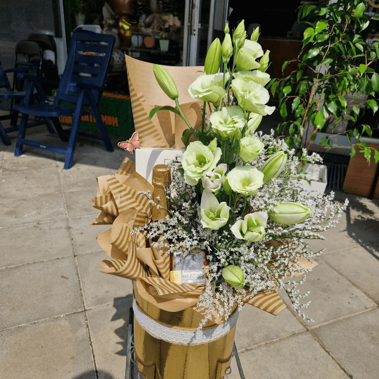 U zlatnoj kutiji, sampanjac i Beli ljiljani